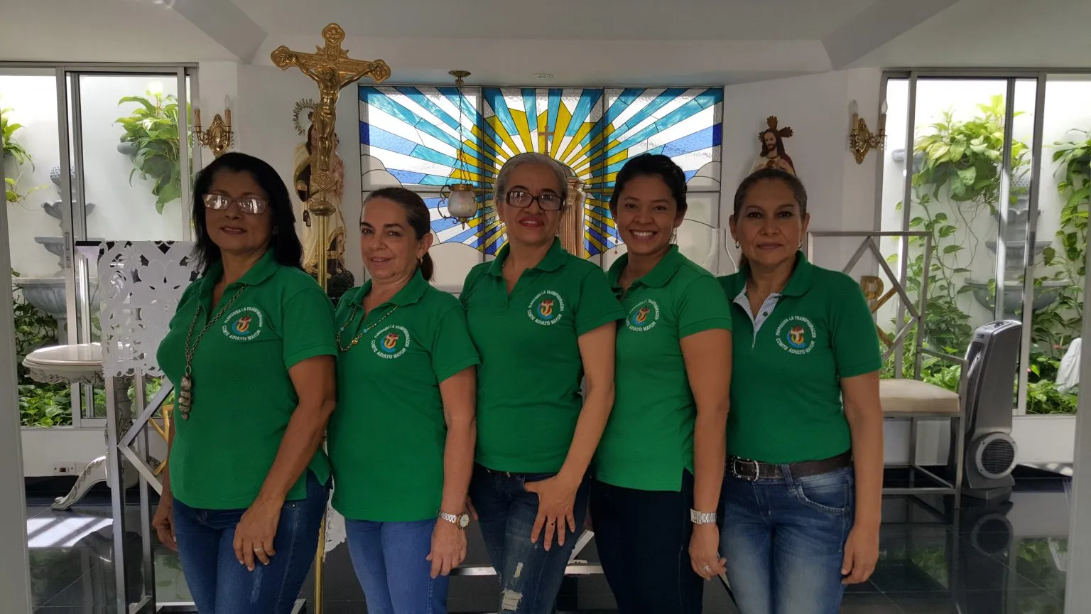 Adultos mayores de la parroquia durante un encuentro