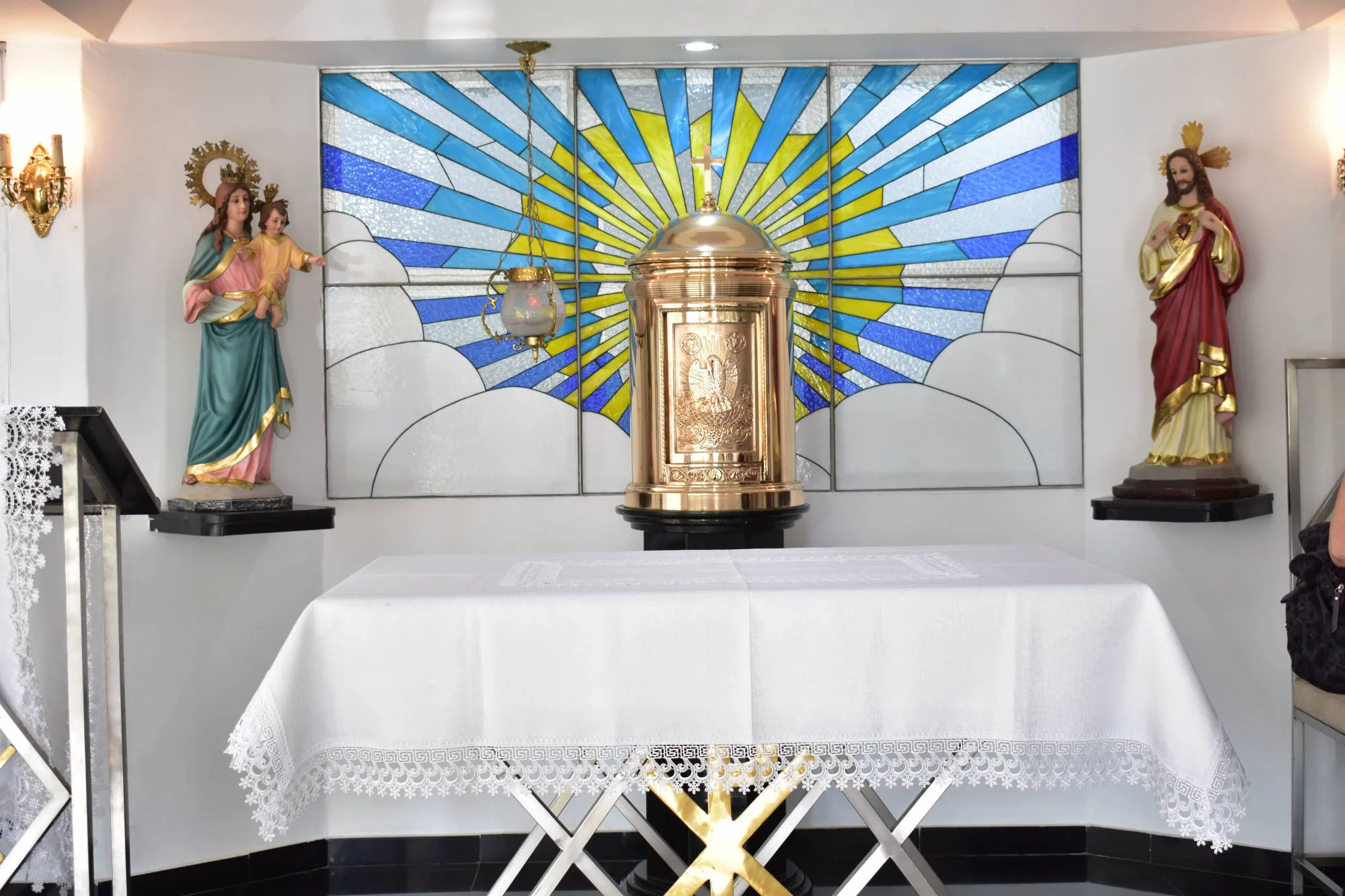 Altar de la capilla parroquial durante una celebración