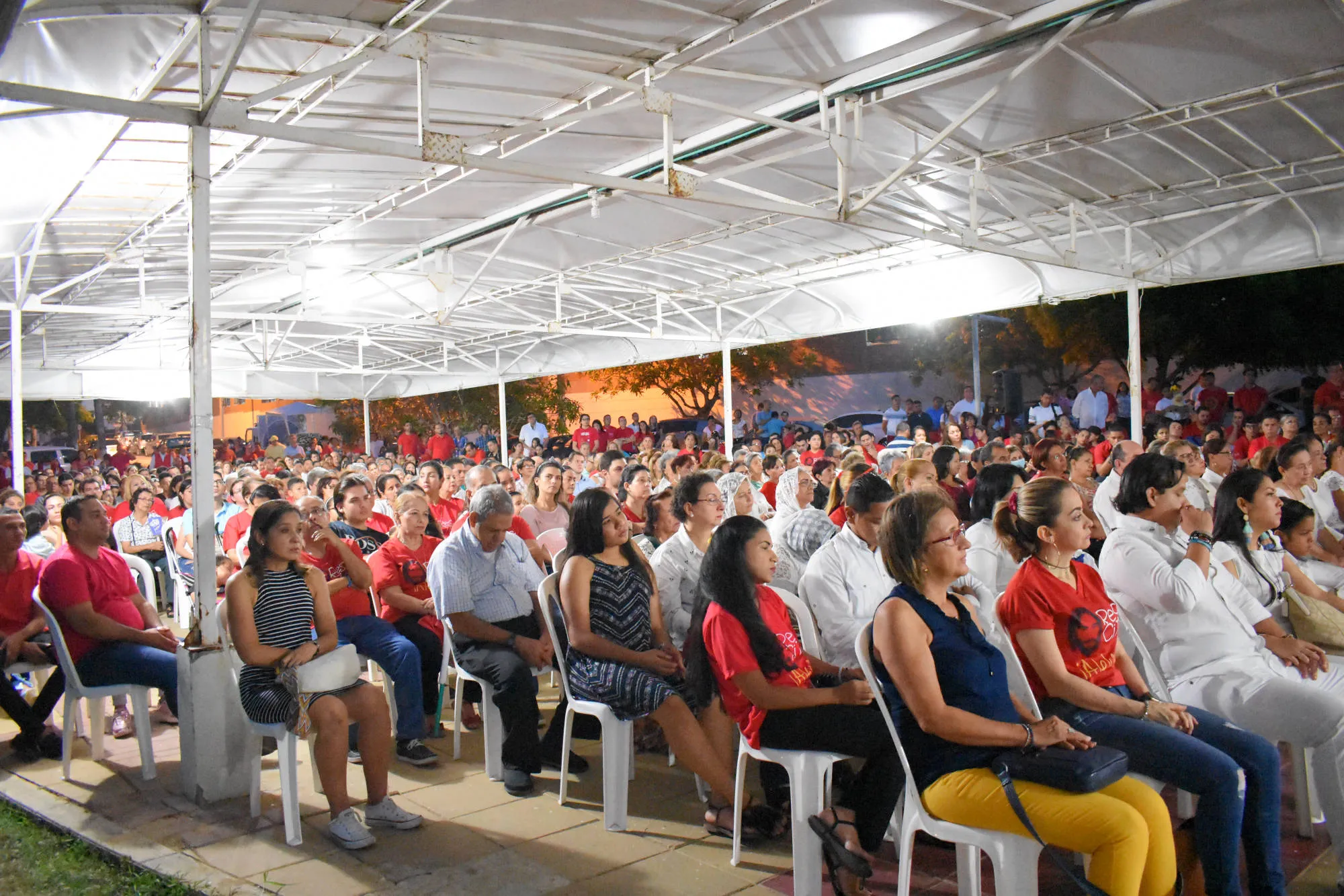 Eucaristía celebrada en la carpa parroquial