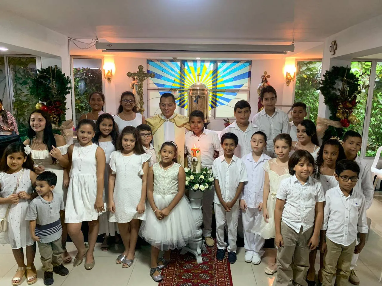 Niños y catequistas durante una jornada de catequesis