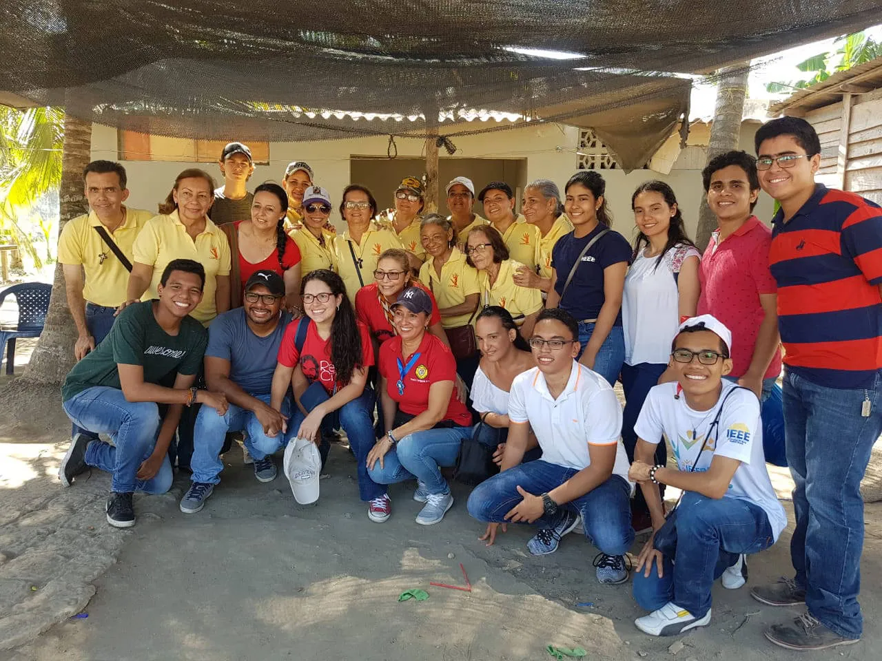 Voluntarios de la Pastoral Social COPPAS entregando ayudas