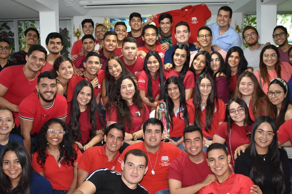 Jóvenes de la Pastoral Juvenil Kyrios compartiendo un encuentro