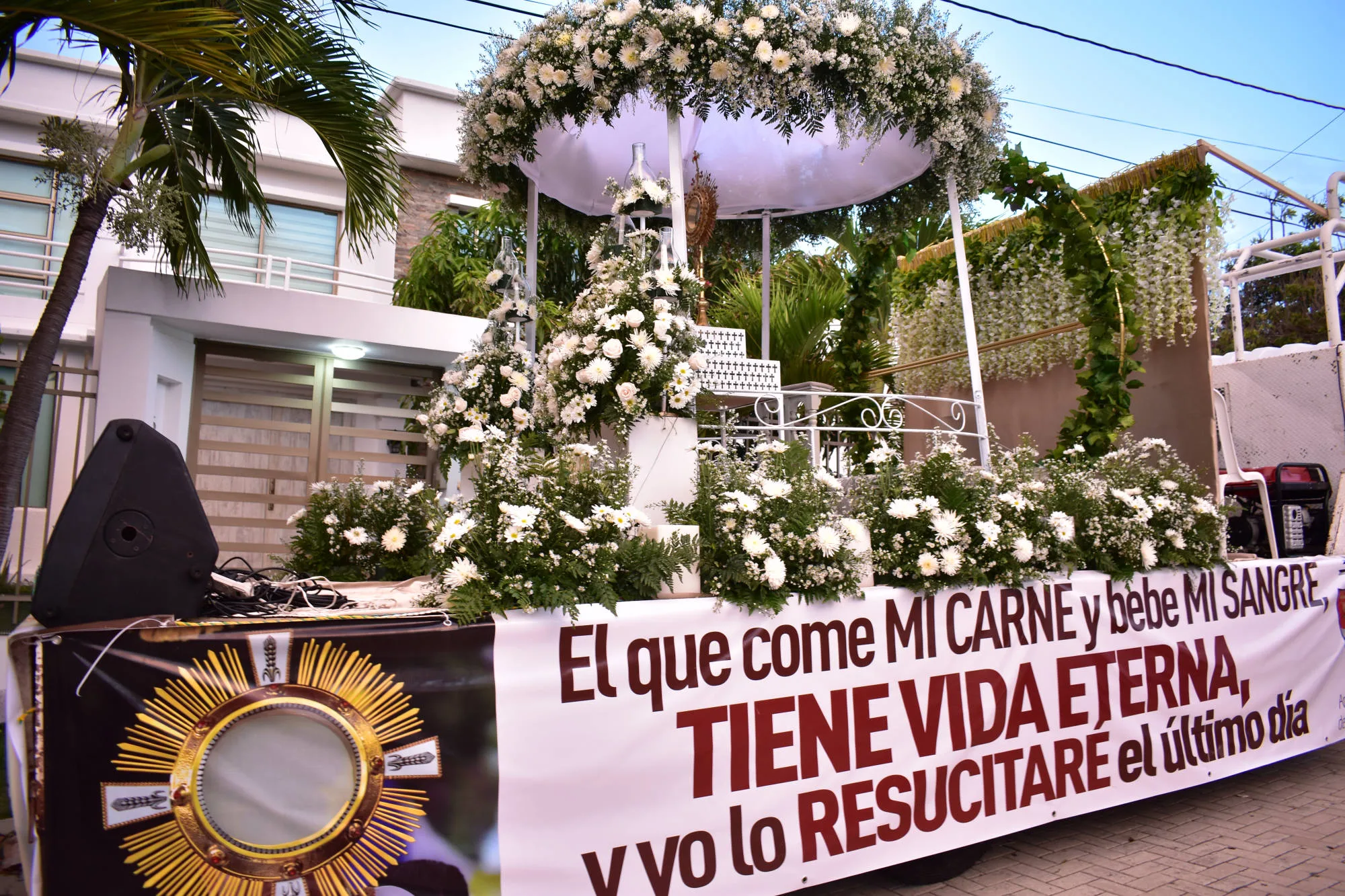 Momento de oración en la capilla parroquial